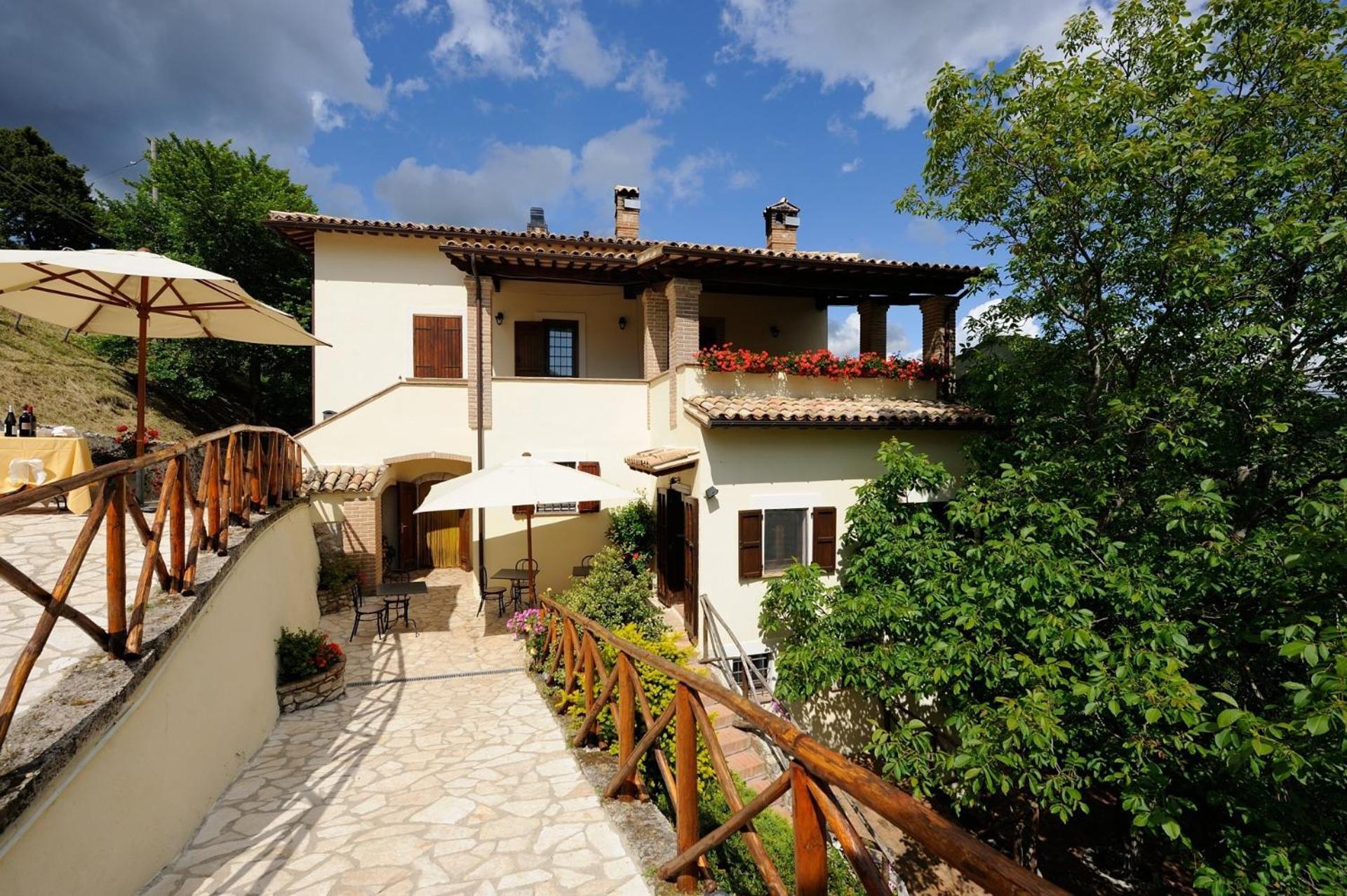 Agriturismo Pettino Campello sul Clitunno Luaran gambar