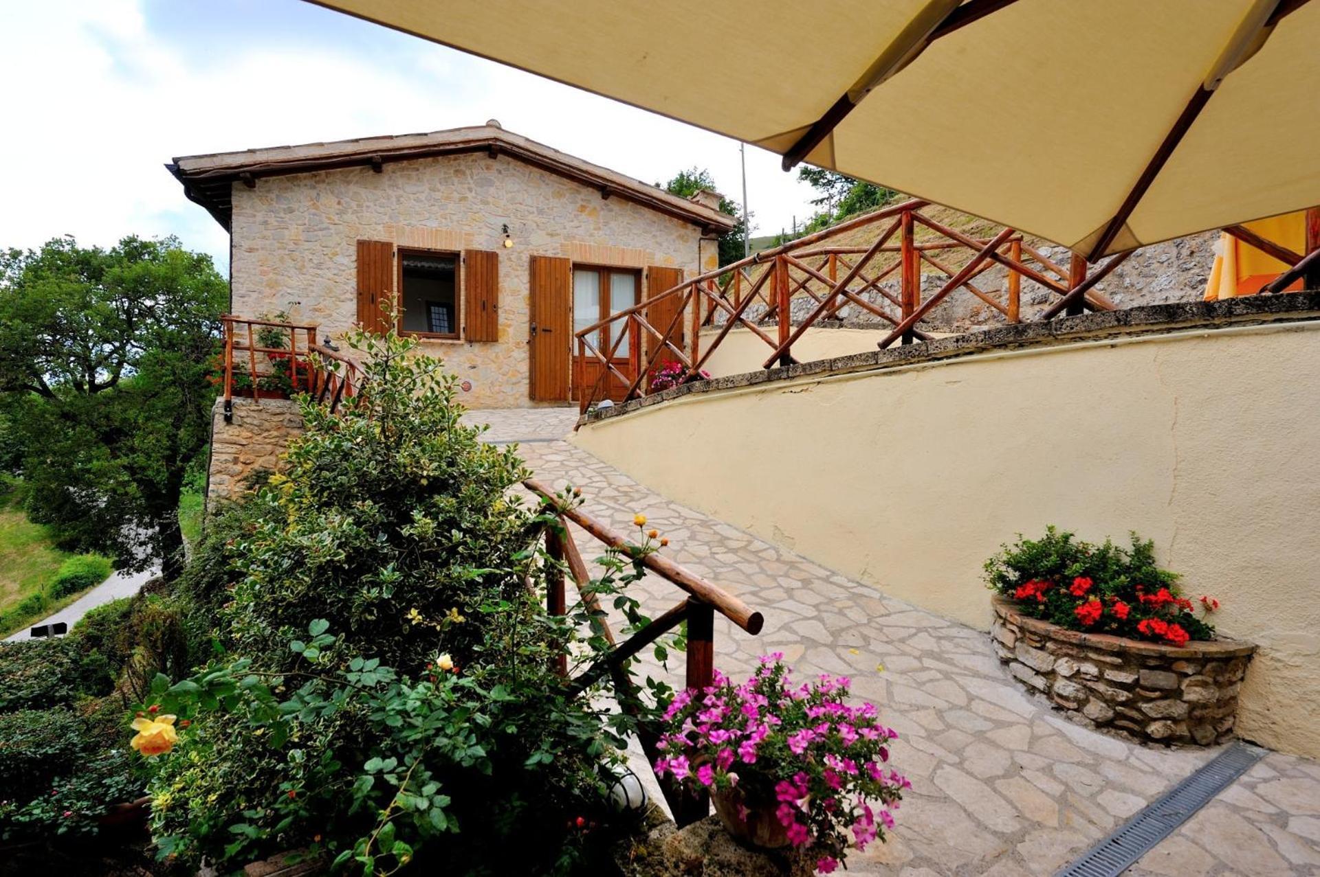 Agriturismo Pettino Campello sul Clitunno Luaran gambar